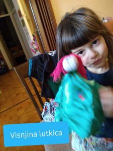 Višnjina online Holi Kids lutkica